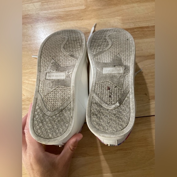 Steve Madden shoes in size 6. Has shiny star & shiny part on back of shoe - Picture 5 of 10